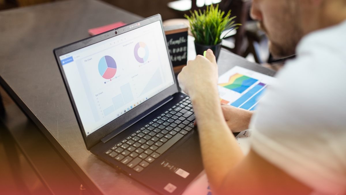 Imagen de portada: Salesforce Einstein vs HubSpot AI: cuál IA de ventas conviene si apenas estás creciendo